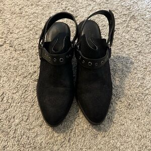 Universal thread clogs with strap. Size 6.